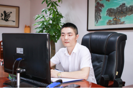 “老板,好樣的,我們永遠(yuǎn)向您看齊!” ——讀益陽日?qǐng)?bào)《諶暢明 把公司做強(qiáng),把公益做好》有感 “老板,好樣的,我們永遠(yuǎn)向您看齊!” ——讀益陽日?qǐng)?bào)《諶暢明 把公司做強(qiáng),把公益做好》有感